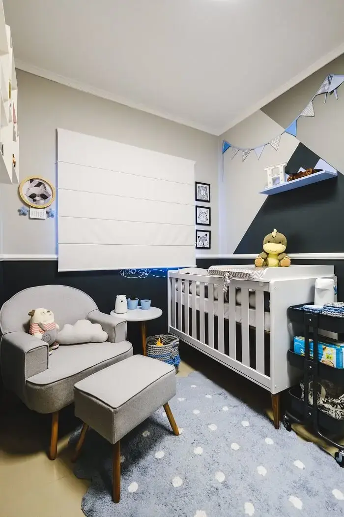 O cesto organizador cinza ficou discreto na decoração do quarto de bebê. Fonte: Meraki